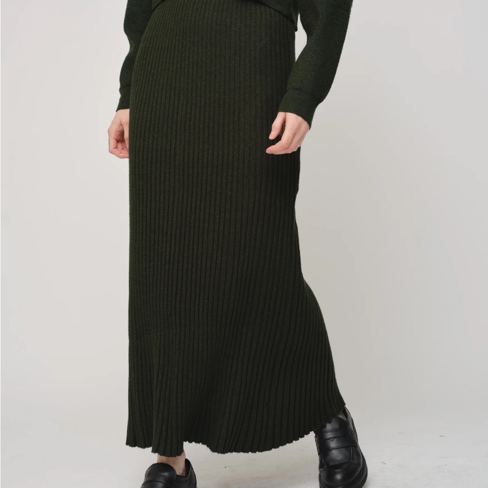 Elegant Green Ribbed Maxi Skirt
